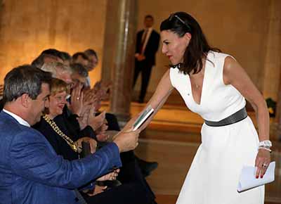 Während der Veranstaltung überreichte Ministerin Kiechle dem Ministerpräsidenten das erste Exemplar der neuen Broschüre