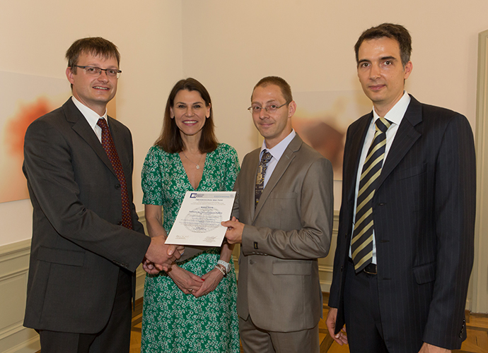 Wissenschaftsministerin Prof. Dr. med. Marion Kiechle überreichte die Promotionsurkunde an Dr. Rainer Koch zusammen mit Prof. Dr. Andreas Nüchter(Universität Würzburg) (l.) und Prof. Dr. Stefan May (TH Nürnberg) (r.)