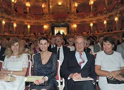 Kunstministerin Marion Kiechle und Gesellschaftsvorsitzender Dieter Rampl in der ersten Reihe des Cuvilliéstheaters