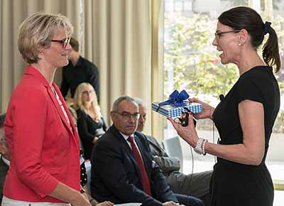 Wissenschaftsministerin Kiechle begrüßte Bundesforschungsministerin Karliczek mit einem bayerischen Geschenk.