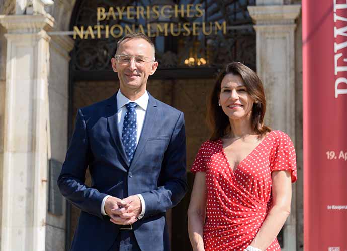 Generaldirektor Dr. Kammel und Kunstministerin Prof. Dr. med. Kiechle vor dem Bayerischen Nationalmuseum
