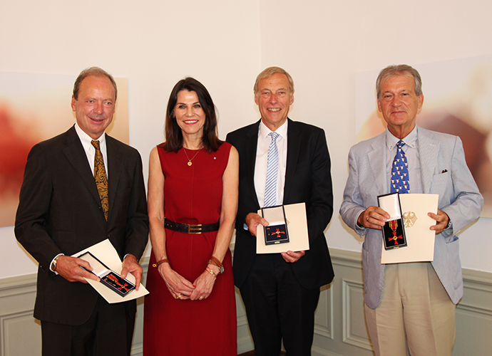 Staatsministerin Prof. Dr. med. Marion Kiechle mit Prof. Dr. Arndt Bode (m.), Dr. Michael Albert (l.) und Prof. Hansjörg Schellenberger (r.)