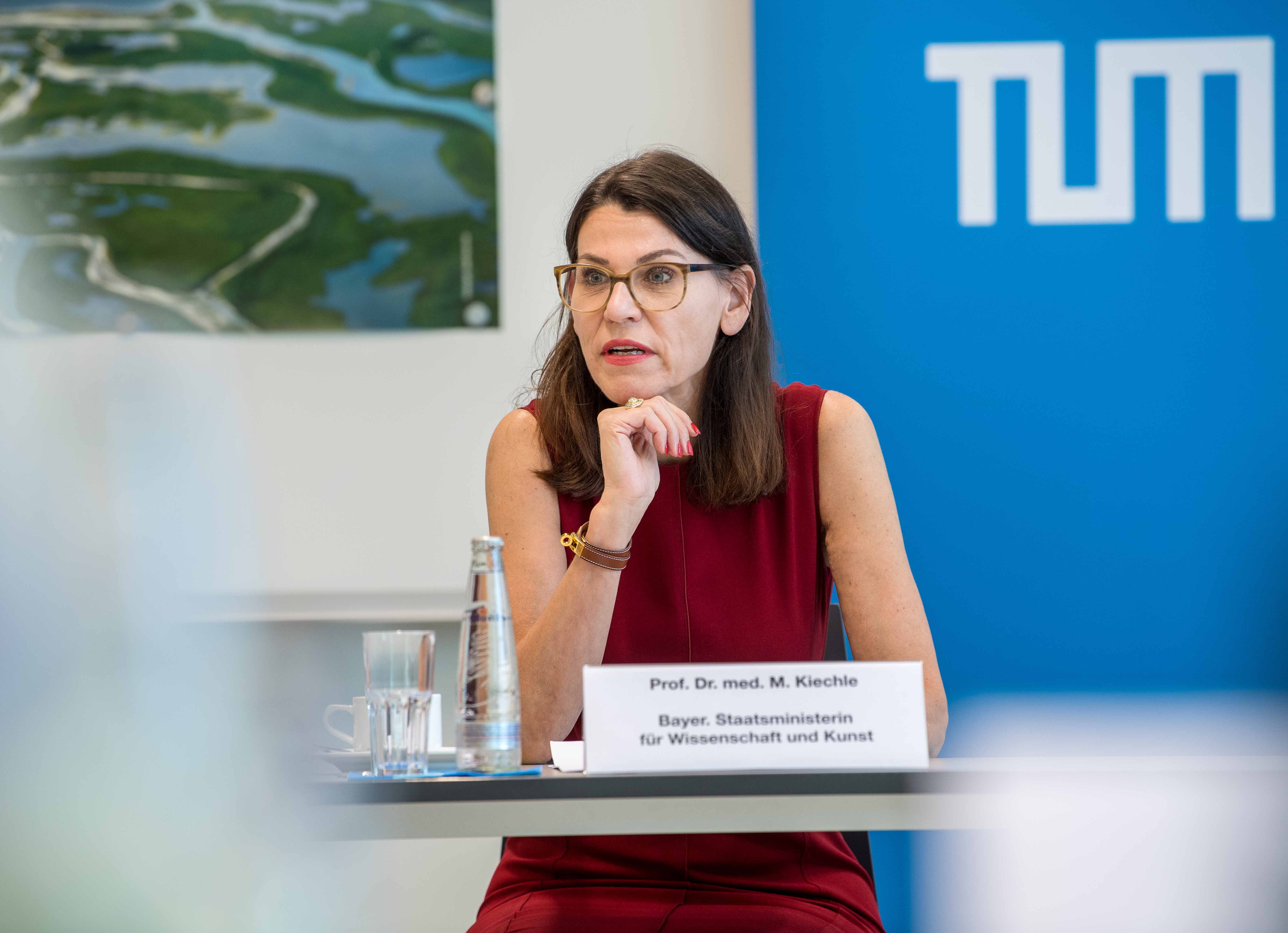 Für eine klare Stärkung der Agrarwissenschaften: Wissenschaftsministerin Prof. Dr. med. Marion Kiechle bei der Technischen Universität München