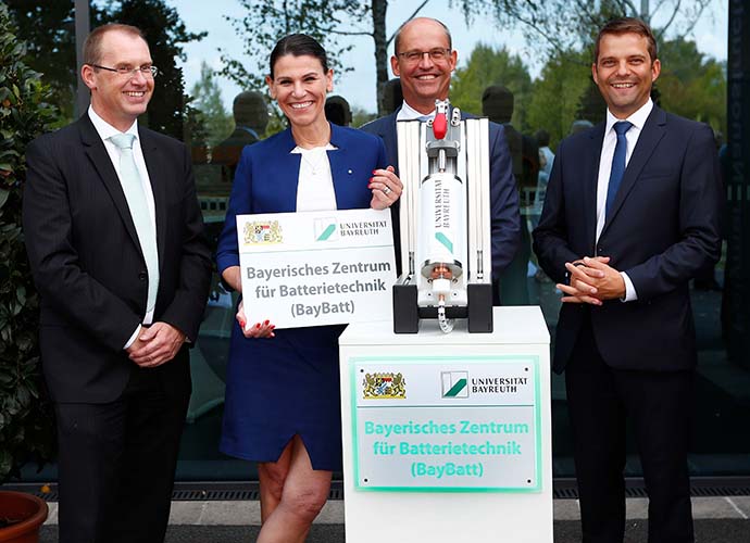 Universitätsvizepräsident Eymann, Wissenschaftsministerin Kiechle, Kanzler Zanner und der Leiter des BayBatt Danzer bei der Eröffnung des Zentrums