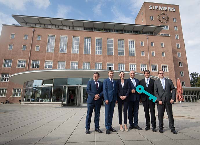 Die Vertreter der Siemens AG, Wissenschaftsministerin Kiechle, Innenminister Herrmann, FAU-Präsident Hornegger und Oberbürgermeister Janik vor dem Himbeerpalast
