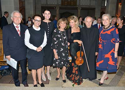 Hans-Joachim Scholz (Initiator Klassikfestival AMMERSEErenade), Michelle Müntefering (Staatsministerin für internationale Kultur- und Bildungspolitik im Auswärtigen Amt), Prof. Dr. med. Marion Kiechle (Bayerische Staatsministerin für Wissenschaft und Kunst), Dr. h.c. Charlotte Knobloch (Präsidentin der Israelitischen Kultusgemeinde München und Oberbayern), Anne-Sophie Mutter, Abt Dr. Notker Wolf (5. Erzabt von St. Ottilien, 2000 -2016 Abtprimas des Benediktinerordens), Doris M. Pospischil (Initiatorin Klassikfestival AMMERSEErenade) (v.l.n.r.)