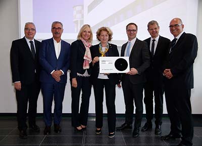 Oberbürgermeister Noerenberg, Architekt Tschaidse, Landtagsabgeordnete Merk, HNU-Präsidentin Feser, Landrat Freudenberger, Ministerialrat Hoffmann und Baudirektor Vogelsgesang bei der Schlüsselübergabe (v.l.n.r.)