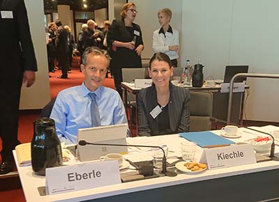 Dr. Johannes Eberle, Abteilungsleiter im Wissenschaftsministerium, und Staatsministerin Prof. Dr. med. Marion Kiechle bei der Sitzung der Exzellenzkommission