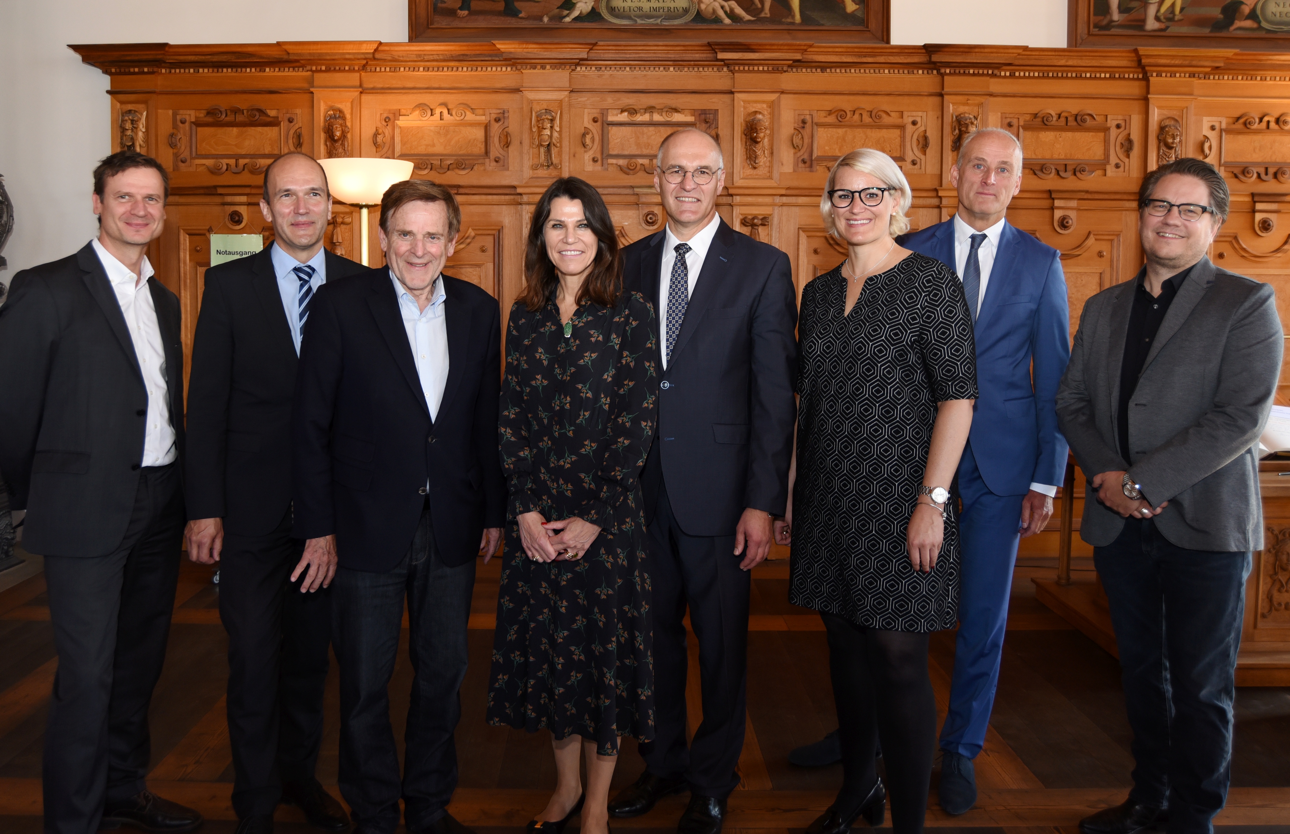 Stiftungsrat der Stiftung Staatstheater Augsburg. V.r. Intendant Bücker, Kulturreferent Weitzel, Wirtschaftsreferentin Weber, OB Dr. Gribl, Prof. Dr. Kiechle (StMWK), Kränzle MdL, Dr. Haumer (StMFLH),Meyer (kaufm. Leiter Theater Augsburg)