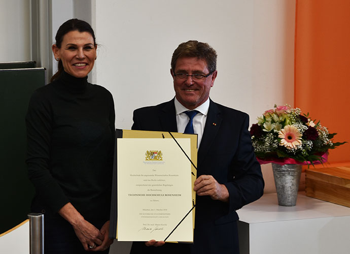 Wissenschaftsministerin Kiechle und der Präsident der Technischen Hochschule Rosenheim Köster
