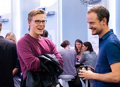 Alumni des Studiengangs BWL und Unternehmensführung bei der Feier