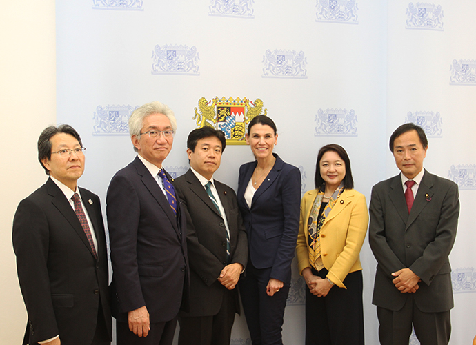 Wissenschaftsministerin Marion Kiechle mit den Delegierten des japanischen Oberhauses (v.l.) Generalkonsul Tetsuya Kimura, Herrn Shoji Nishida, Herrn Yosuke Tsuruho, Frau Toshiko Takeya und Herrn Takanori Kawai