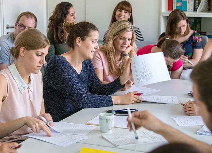 Nachwuchstalente bei der Arbeit im Elitenetzwerk Bayern