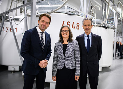 Prof. Dr. Tschöp vom Helmholtz Zentrum München, Prof. Dr. Peters, die Vorsitzende des Vorstands der NAKO-Gesundheitsstudie, und Ministerialdirigent Dr. Eberle vom Bayerischen Staatsministerium für Wissenschaft und Kunst im neuen NAKO Bioprobenlager (v.l.n.r.)