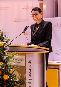 Wissenschaftsministerin a. D. Kiechle spricht beim Dies Academicus ein Grußwort.
