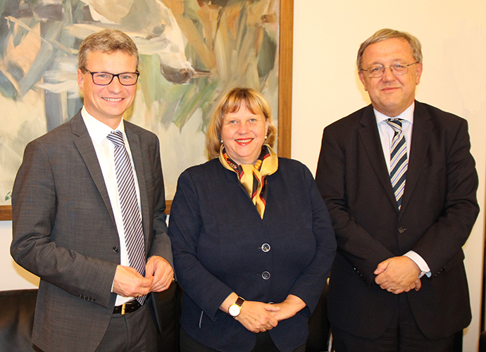 Wissenschaftsminister Bernd Sibler mit Prof. Dr. Dr. Sabine Doering-Manteuffel sowie Ministerialdirigent Dr. Michael Mihatsch, Abteilungsleiter für den Bereich Universitäten im Wissenschaftsministerium