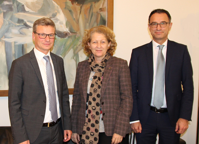 Wissenschaftsminister Bernd Sibler mit Prof. Dr. Uta M. Feser sowie Ministerialdirigent Christian Schoppik, Abteilungsleiter für den Bereich Hochschulen im Wissenschaftsministerium