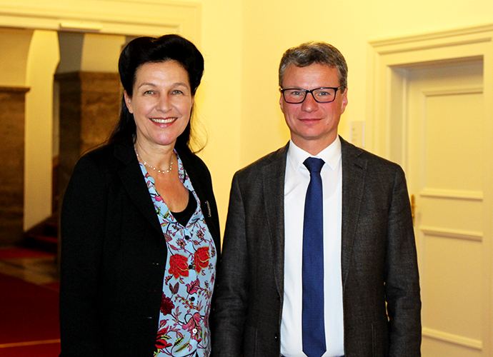 Wissenschaftsminister Sibler mit der Vorsitzenden der Landeskonferenz der Bayer. Kunsthochschulen Prof. Bettina Reitz
