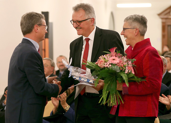 Staatsminister Bernd Sibler verbschiedet den obersten Beamten des Ministeriums, Amtschef Ministerialdirektor Dr. Peter Müller, im Beisein von dessen Ehefrau in den Ruhestand