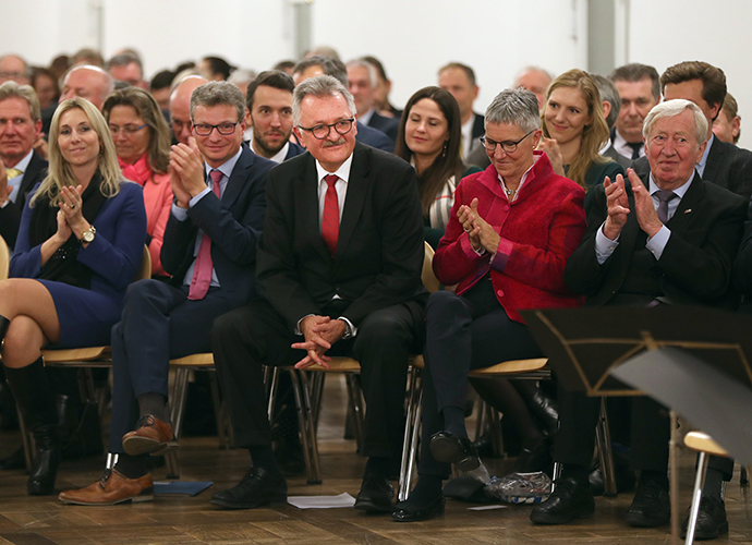 Zahlreiche Gäste aus der Bundes- und Landespolitik sowie der Wissenschafts- und Bildungsgremien kamen, um dem Festakt beizuwohnen, u. a. Kultusstaatssekretärin Anna Stolz (l.) und Staatsminister a. D. Prof. Dr. h.c. mult. Hans Zehetmair