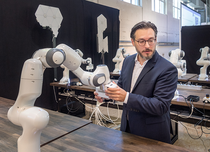 Einer der Leibniz-Preisträger 2019 bei der Arbeit: Prof. Dr.-Ing. Sami Haddadin mit einem von ihm entwickelten Roboterarm