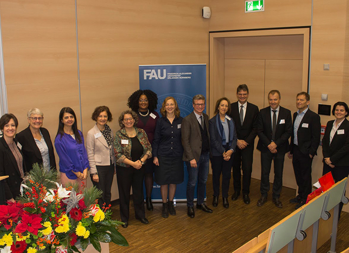 Wissenschaftsminister Bernd Sibler (Mitte) mit Referentinnen des Symposiums sowie FAU-Präsidenten Prof. Dr. Joachim Hornegger (4.v.r.), Prof. Dr. Andreas Hirsch (Sprecher des SFB 953, 3.v.r.) sowie Professor Dr. Peter Gmeiner (Lehrstuhl für Pharmazeutische Chemie, 2.v.r.)