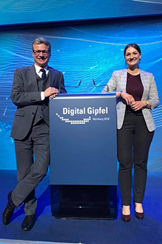 Wissenschaftsminister Bernd Sibler mit Digitalministerin Judith Gerlach auf dem Digital-Gipfel der Bundesregierung im Dezember 2018