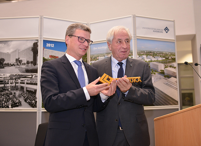 Neben Wissenschaftsminister Bernd Sibler (li.) freute sich auch der ehemalige Landtagsabgeordnete Max
Strehle über das neue Universitätsklinikum