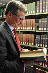 Wissenschaftsminister Bernd Sibler im Institut der MGH