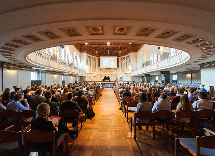 Die Aula der Ludwig-Maximilians-Universität (LMU) München war zum Neujahrsempfang des Max Weber-Programms sehr gut gefüllt