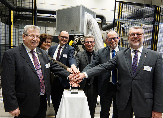 Wissenschaftsminister Bernd Sibler (3.v.r.) nimmt gemeinsam mit (v.l.) Landrat Gerhard Wägemann, Landkreis Weißenburg-Gunzenhausen, Präsidentin Prof. Dr. Ute Ambrosius, Hochschule für angewandte Wissenschaften Ansbach, MdL Manuel Westphal, Präsident Prof. Dr. Peter Sperber, Technische Hochschule Deggendorf, und Oberbürgermeister Jürgen Schröppel, Stadt Weißenburg i. Bay., den neuen 3D-Bewegungssimulator offiziell in Betrieb
