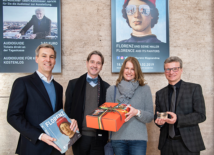 Kunstminister Bernd Sibler (v. r.) überreicht der 100.000. Besucherin, Jeannette Anneser, zusammen mit Generaldirektor Prof. Bernhard Maaz und dem Kurator der Ausstellung, Dr. Andreas Schumacher, ein Präsentpaket