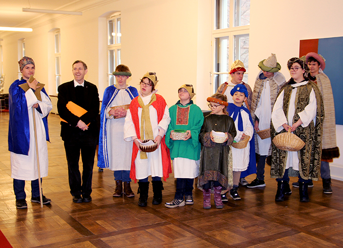 Die Sternsinger der Elisabethschule in Aichach trugen im Kunstministerium ihre Lieder vor