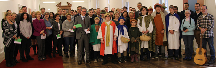 Staatsminister Bernd Sibler und die Mitarbeiterinnen und Mitarbeiter des Ministeriums begrüßten die Sternsinger herzlich im Dienstgebäude am Salvatorplatz 2