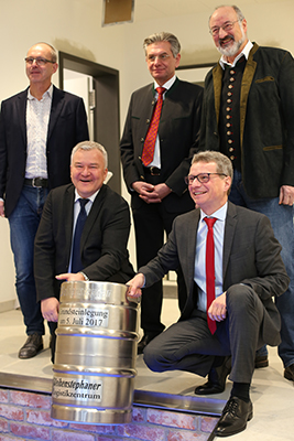 Wissenschaftsminister Bernd Sibler (r. u.) bei der Versenkung des Grundsteinfasses