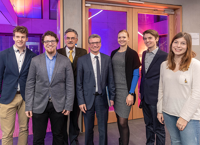 Wissenschaftsminister Bernd Sibler (Mitte) eröffnete zusammen mit dem TUM-Präsidenten Prof. Dr. Dr. h.c. mult. Wolfgang A. Herrmann (3.v.l.) und studentischen Vertreterinnen und Vertretern das StudiTUM-Haus Garching
