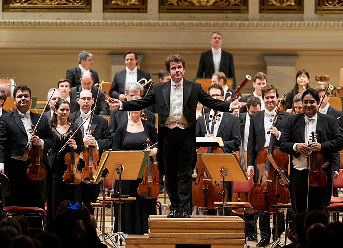 Das Orchester unter der Leitung ihres Chefdirigenten Jakub Hrůša (Mitte) spielte Werke von Wolfgang Amadeus Mozart, Aaron Copland und Igor Strawinsky