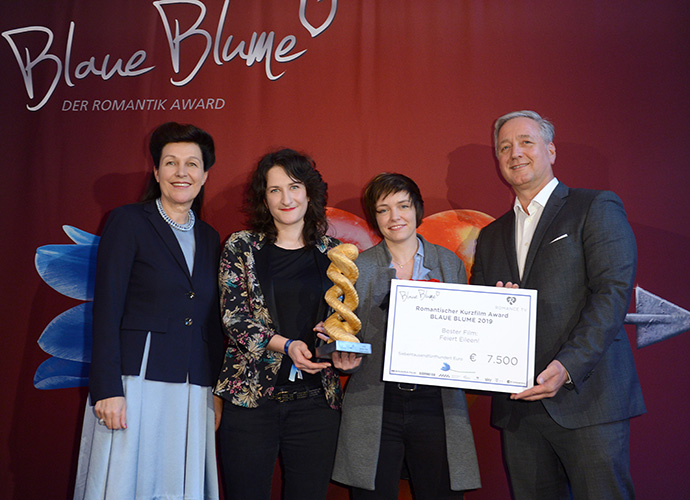 Bettina Reitz (Präsidentin HFF München & Schirmherrin BB; l.) und Peter Kerckhoff (VP Content Deutsche Telekom; r.) bei der Übergabe des Preises an Judith Westermann (2.v.l.) und Anna-Katharina Maier