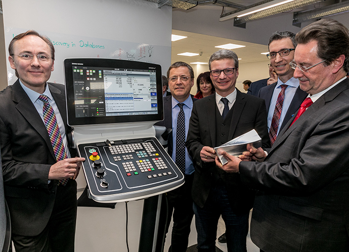 Wissenschaftsminister Bernd Sibler (3. v. l.) mit Prof. Dr.-Ing. Gerald Winz, wissenschaftlicher Leiter Digital Laboratory, Alfred Geißler, Geschäftsführer Deckel Maho Pfronten GmbH, Prof. Dr. Stefan Wind, wissenschaftlicher Leiter Digital Laboratory und Prof. Dr. Robert F. Schmidt, Präsident der Hochschule Kempten (v. l. n. r.)