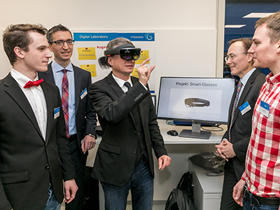 Wissenschaftsminister Bernd Sibler (Mitte) informierte sich vor Ort auch über die neueste Technik – wie hier das Projekt Smart-Glasses