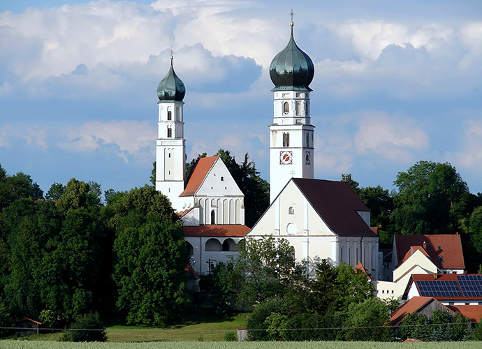 Das Kirchenensemble Haindling mit der Wallfahrtskirche Mariä Himmelfahrt (rechts)