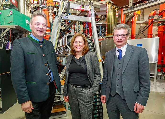 Wissenschaftsminister Bernd Sibler beim Besuch der Fusionsanlage ASDEX Upgrade mit Prof. Sibylle Günter, die Wissenschaftliche Direktorin des IPP, und Staatssekretär Roland Weigert vom Bayerischen Staatsministerium für Wirtschaft, Landesentwicklung und Energie (v. r. n. l.)