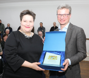 Kunstminister Bernd Sibler überreicht Geschenk an Museumsdirektorin Dr. Marion Bornscheuer