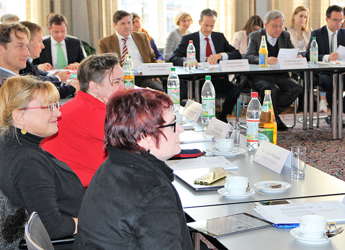 Die Mitglieder des Ausschusses für Wissenschaft und Kunst tauschten sich mit Minister Sibler, Amtschef Dr. Jungk und den Abteilungsleitern aus