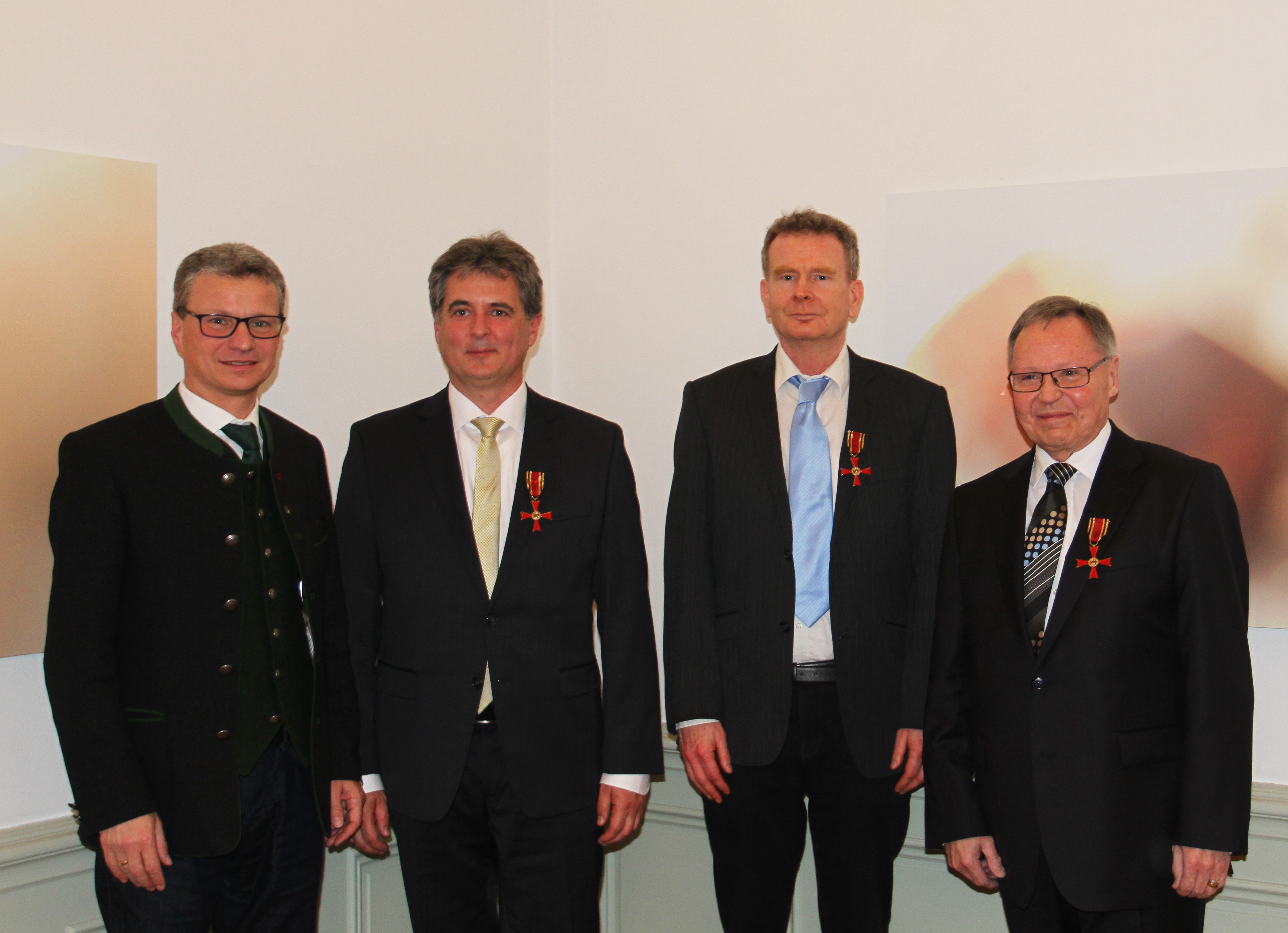 Staatsminister Bernd Sibler händigte das Bundesverdienstkreuz am Bande an Dr. Martin Andreas, Prof. Dr. Hans Keppler und Dr. Wolfgang A. Slaby (v.l.) aus
