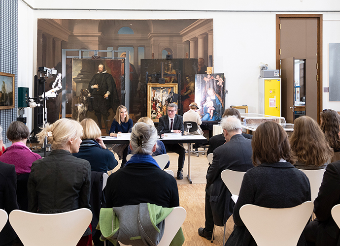 Kunstminister Bernd Sibler stellte sich im Anschluss an die Pressekonferenz den Fragen der anwesenden Journalistinnen und Journalisten