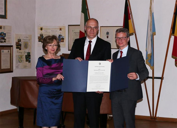 Staatsminister Bernd Sibler (r.) überreichte zusammen mit der Generaldirektorin der Staatlichen Archive, Dr. Margit Ksoll-Marcon (l.), dem Oberbürgermeister der Stadt Augsburg, Dr. Kurt Gribl (Mitte), die Janus-Verleihungsurkunde