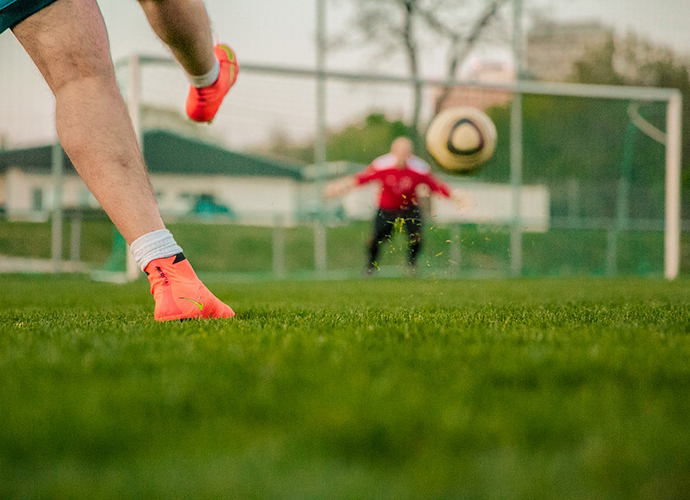 Mit Buch und Ball: Lese-Kick bietet Training nicht nur für den Körper
