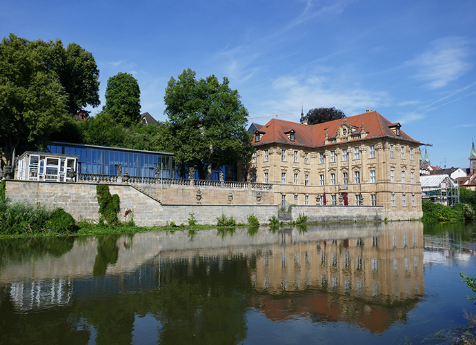 Barockes Palais und moderner Anbau: das Internationale Künstlerhaus am Ufer der Regnitz