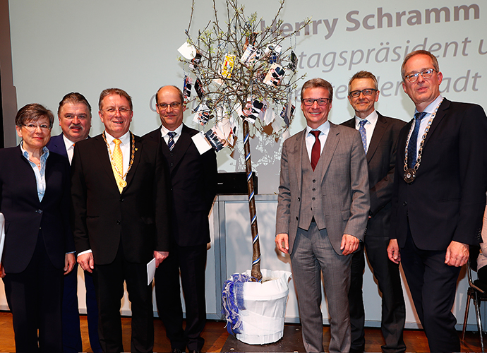 Kulmbachs Oberbürgermeister Henry Schramm (4.v.l.) schenkte einen jungen Baum als Sinnbild für das Wachstum der neuen Fakultät VII. Staatsminister Bernd Sibler (3.v.r.) gratulierte zusammen mit (v.l.) Regierungspräsidentin Heidrun Piwernetz, dem Landrat Klaus Peter Söllner, dem Bezirkstagspräsidenten OB Henry Schramm, Universitätskanzler Dr. Markus Zanner, dem Gründungsdekan Prof. Dr. Stephan Clemens und dem Universitätspräsidenten Prof. Dr. Stefan Leible